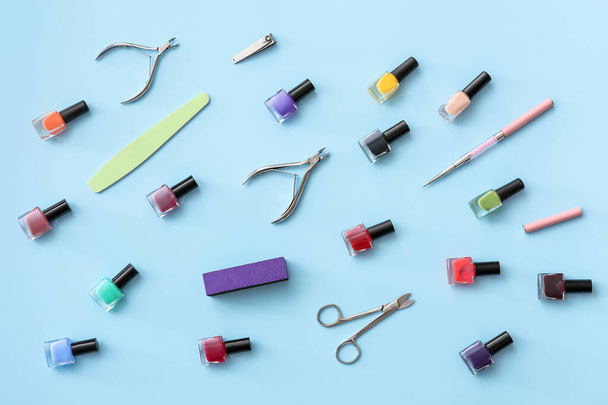 Set di strumenti per manicure e smalti su sfondo colore - Foto, immagini
