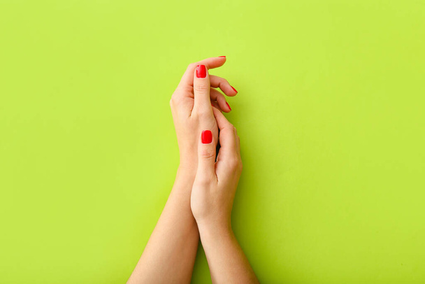 Žena ruce s krásnou manikúrou na zeleném pozadí - Fotografie, Obrázek