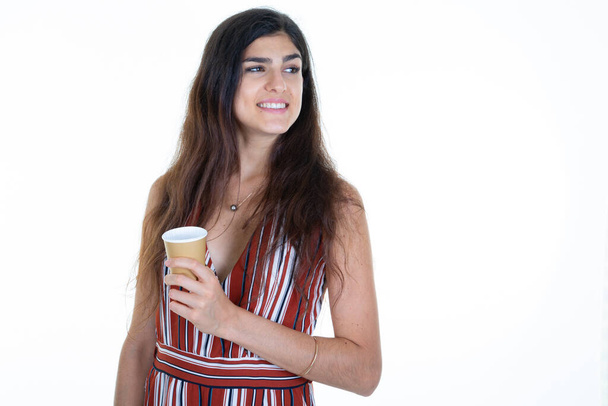 смішна жінка тримає картонну чашку кави в руках
 - Фото, зображення