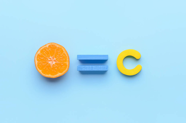Γράμμα C, ίσο σημάδι και κόψιμο πορτοκαλί στο φόντο χρώματος - Φωτογραφία, εικόνα