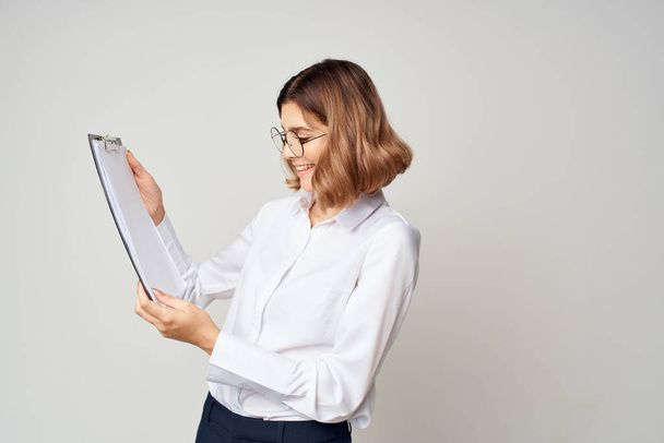 femme manager en chemise blanche avec dossier dans les mains documents bureau - Photo, image