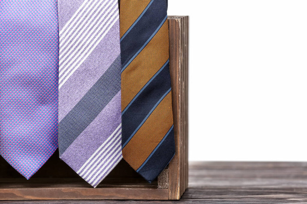 Stojak ze stylowymi krawatami na stole, zbliżenie - Zdjęcie, obraz
