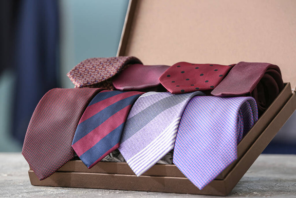 Krabice se stylovými kravatami na stole - Fotografie, Obrázek