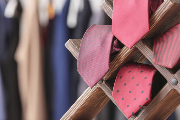 Fából készült állvány, különböző stílusos nyakkendővel, közelről - Fotó, kép