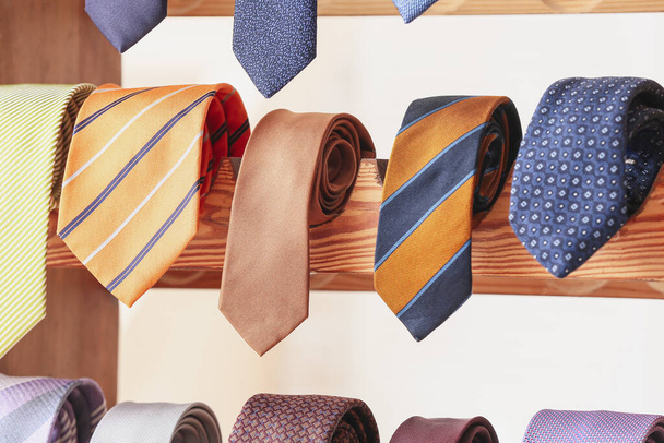 Fából készült állvány, különböző stílusos nyakkendővel, közelről - Fotó, kép