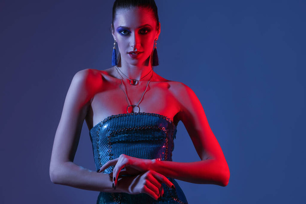 Stylish young woman on dark blue background - Fotografie, Obrázek