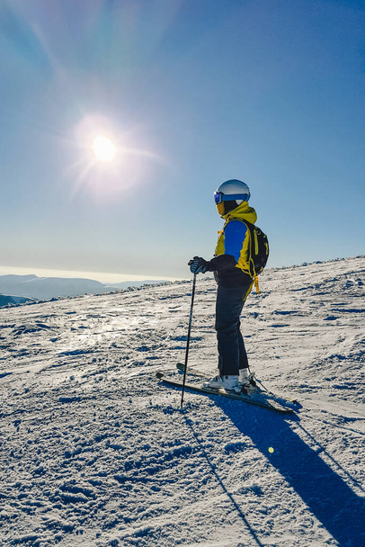 esquiador de vacaciones de invierno en la parte superior del monte deporte extremo - Foto, Imagen