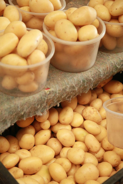 salvador, bahia, Brasile - 14 settembre 2021: Le patate sono viste in vendita in un mercato aperto nella città di Salvador. - Foto, immagini