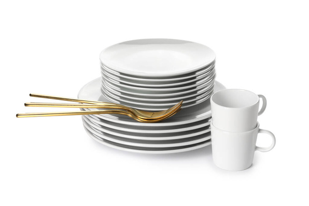 Διαφορετικά καθαρά πιάτα σε λευκό φόντο - Φωτογραφία, εικόνα