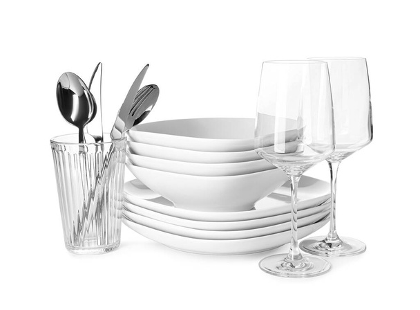 Diversi piatti puliti su sfondo bianco - Foto, immagini