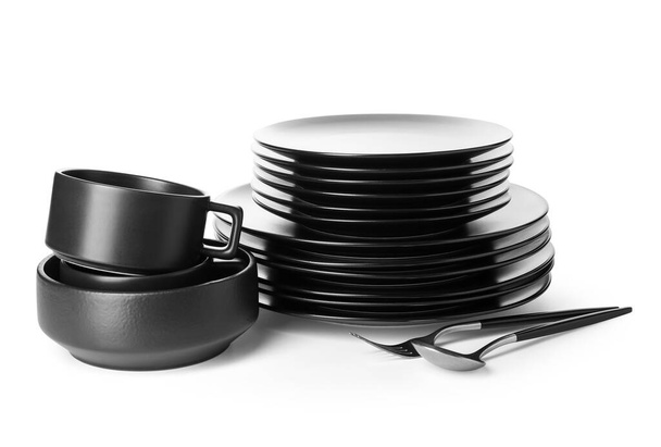 Σετ από μαύρα καθαρά πιάτα σε λευκό φόντο - Φωτογραφία, εικόνα