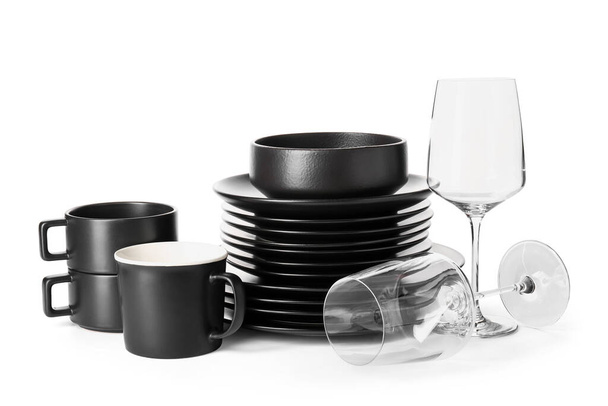 Set von schwarzem, sauberem Geschirr auf weißem Hintergrund - Foto, Bild