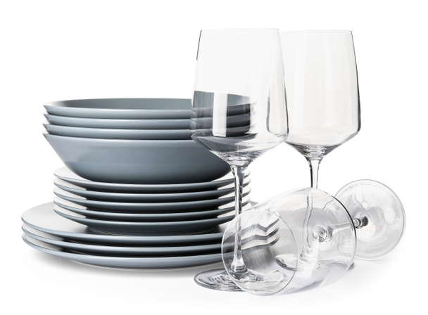 Набор серой чистой посуды на белом фоне - Фото, изображение