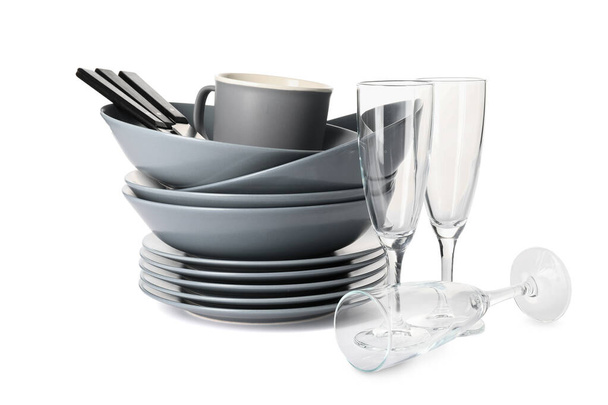 Set de platos grises limpios sobre fondo blanco - Foto, imagen