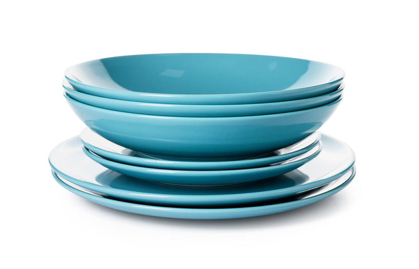 Set de platos azules limpios sobre fondo blanco - Foto, imagen