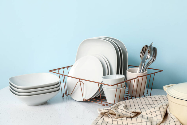 Set de platos limpios sobre fondo de color - Foto, Imagen