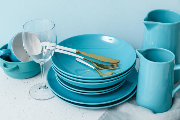 Set di piatti puliti su sfondo a colori - Foto, immagini