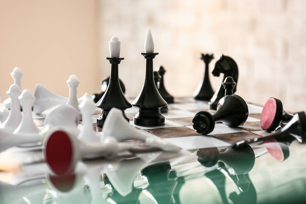 Placa de jogo com peças de xadrez na mesa - Foto, Imagem