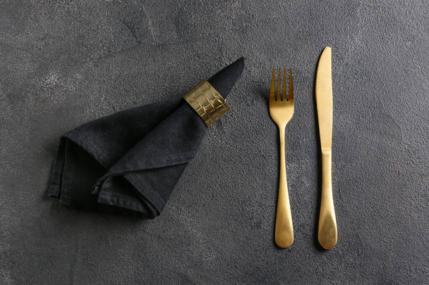 Besteck und stilvolle Serviette auf schwarzem Hintergrund - Foto, Bild