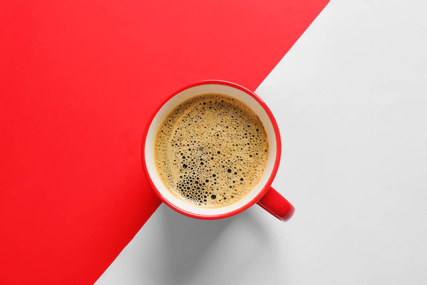 Cup of aromatic coffee on color background - Foto, Bild