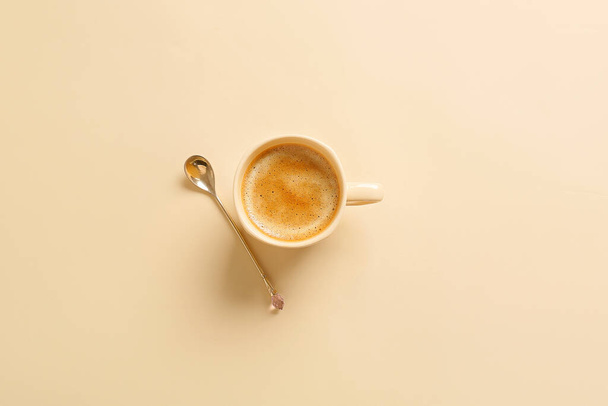 Tazza di caffè su sfondo giallo - Foto, immagini