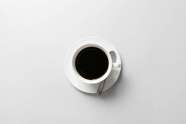 Kopje aromatische koffie op lichte achtergrond - Foto, afbeelding