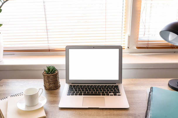 Modern munkahely laptoppal ablak mellett - Fotó, kép