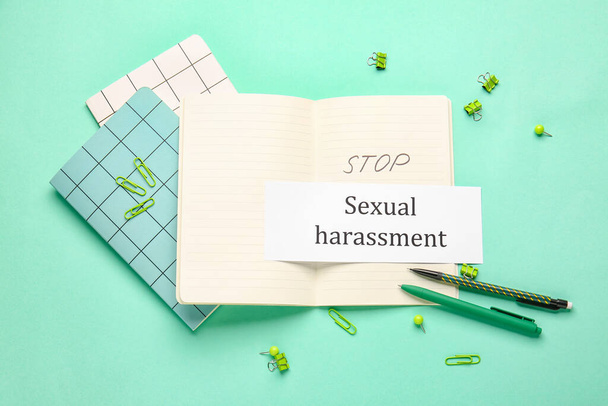 Teksti STOP SEXUAL HARASSMENT ja paperitavarat värillinen tausta - Valokuva, kuva