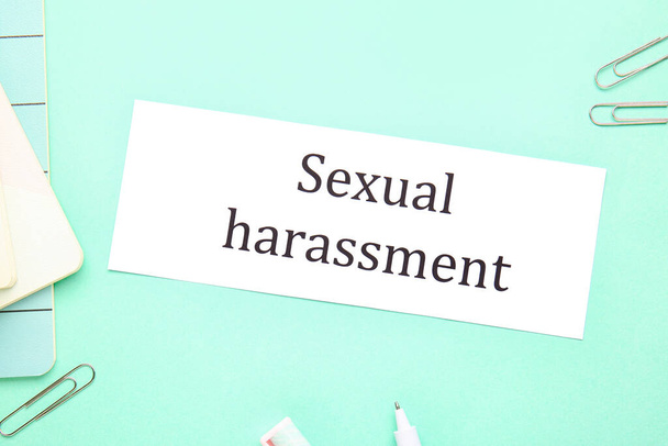 Carta con testo SEXUAL HARASSMENT su sfondo a colori - Foto, immagini