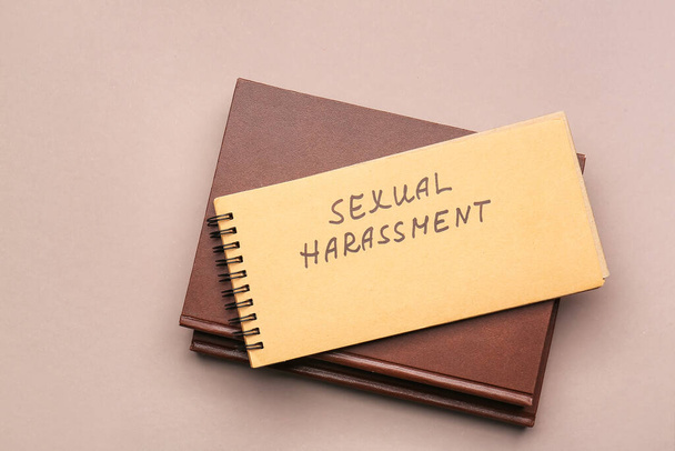 Σημειωματάρια με κείμενο Σεξουαλική παρενόχληση σε έγχρωμο φόντο - Φωτογραφία, εικόνα