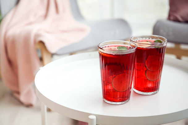 Bicchieri di gustoso tè freddo con lime sul tavolo in camera - Foto, immagini