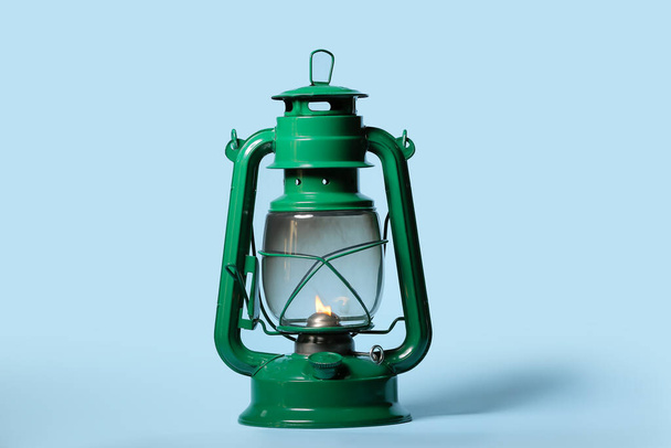 Stilvolle Retro-Lampe auf farbigem Hintergrund - Foto, Bild