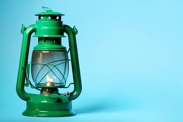 Stilvolle Retro-Lampe auf farbigem Hintergrund - Foto, Bild