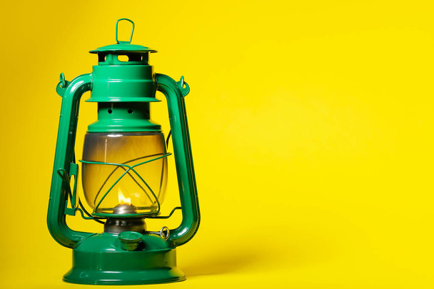 Lampe rétro élégante sur fond de couleur - Photo, image