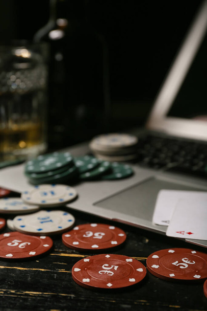 Покерні фішки на столі в казино
 - Фото, зображення