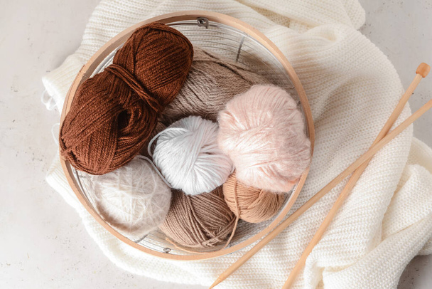 Panier avec fil et aiguilles à tricoter sur table lumineuse - Photo, image