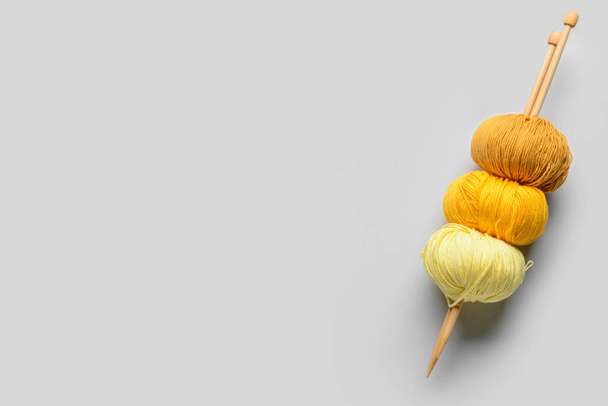 糸と白い背景の上の編み物針 - 写真・画像