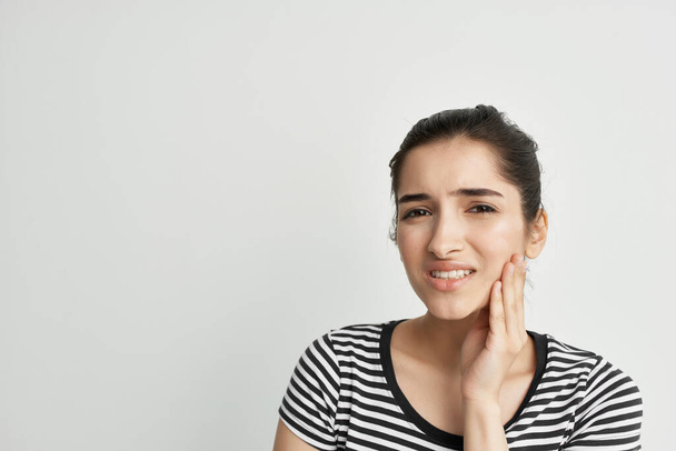 женщина, держась за лицо зубной боли здравоохранения легкий фон - Фото, изображение