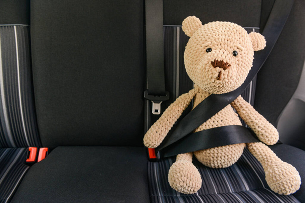 Brinquedo preso ursinho sentado no carro - Foto, Imagem