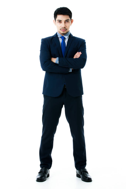 Mosolygó fiatal ázsiai üzletember keresztbe tett karokkal portréja elszigetelt fehér háttéren áll. Stúdió lövés, üzleti és sikerkoncepció - Fotó, kép