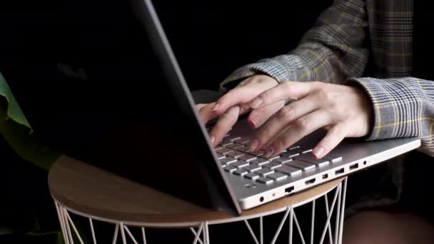 Mujer escribiendo en el ordenador portátil - Metraje, vídeo