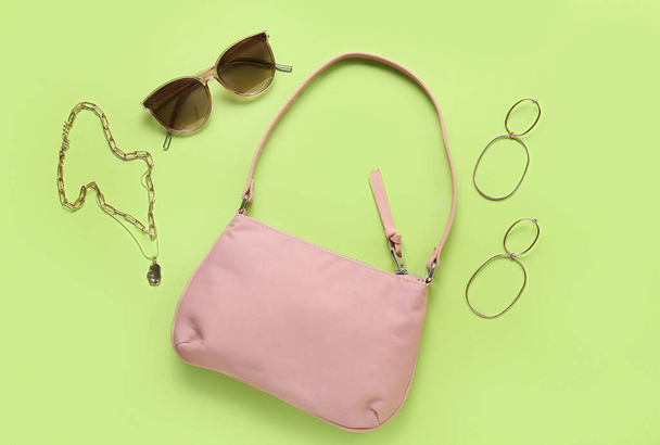 Elegante borsa e accessori femminili su sfondo colore - Foto, immagini