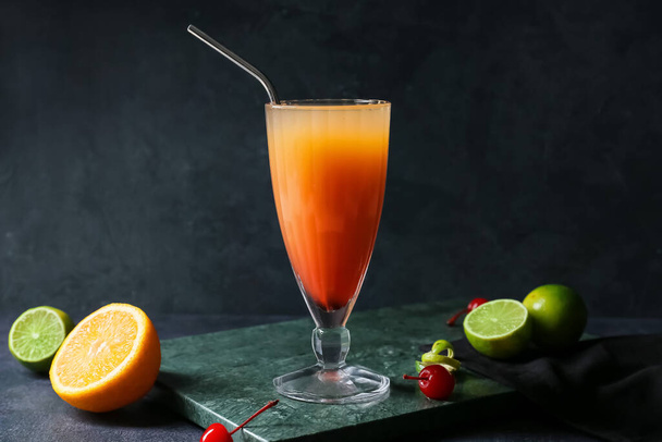 Glass of tasty summer cocktail on dark background - Foto, imagen