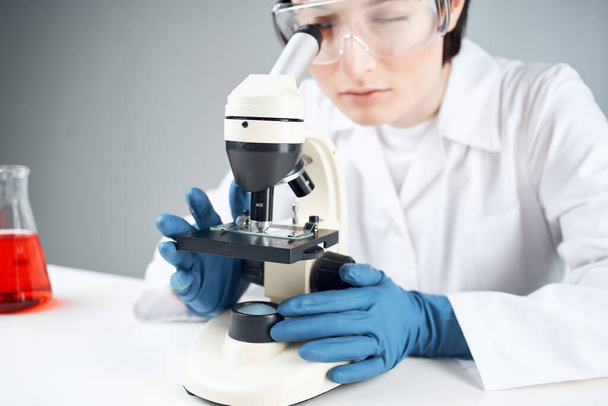 laboratorní asistent při pohledu prostřednictvím mikroskopu vědecký výzkum technologie experiment - Fotografie, Obrázek