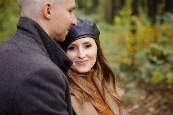 retrato de pareja encantadora en traje de otoño caucásicos - Foto, Imagen