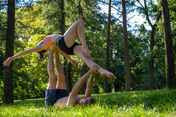 pár jóga egy fiatal pár parkjában - Fotó, kép