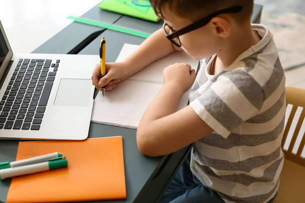 Little boy doing lessons online at home - Foto, Imagen