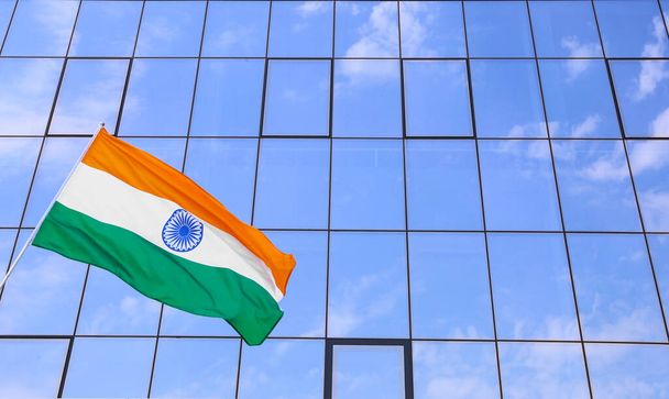 インドの国旗を屋外で振る - 写真・画像