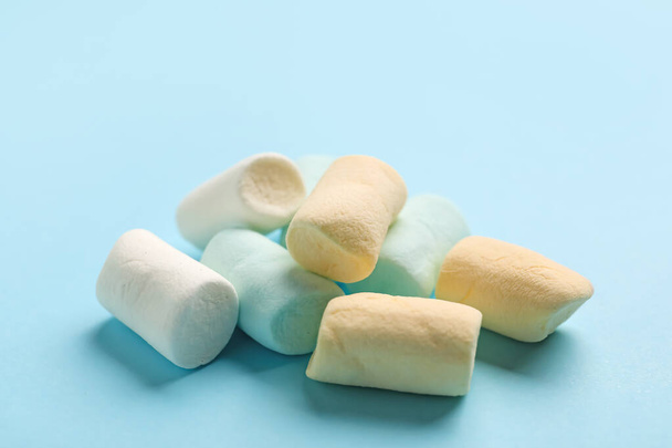 Sweet marshmallows on blue background - Foto, Imagen