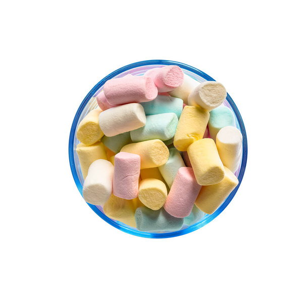 Tigela com marshmallows doces no fundo branco - Foto, Imagem